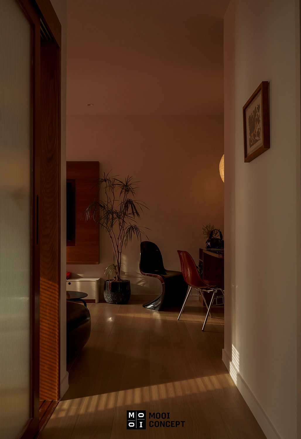 Lối đi từ phòng ngủ ra phòng khách căn hộ Mid-Century